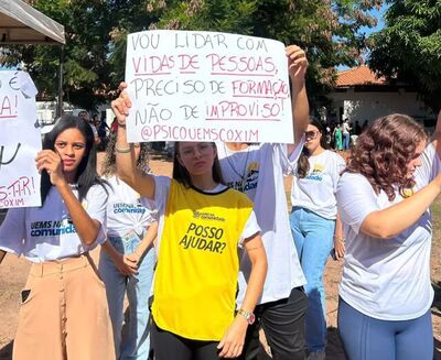 Estudantes seguram cartazes em protesto. Foto: Divulgação