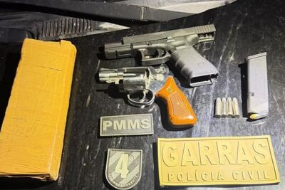 Armas apreendidas com o adolescente e o barbeiro mortos. Foto: Divulgação