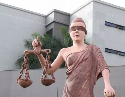 Deusa da Justiça na fachada do Fórum de Campo Grande. Foto: Arquivo/CGNEWS