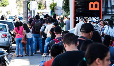 Fila em agência de emprego (Henrique Arakaki/Jornal Midiamax)