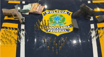 Armas apreendida com os suspeitos. (Reprodução, PRF)