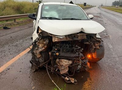 Vereador de Coxim escapa ileso de grave acidente na BR-163 após carro rodar na pista e atingir carreta. Foto: Johnny Guerra Gai