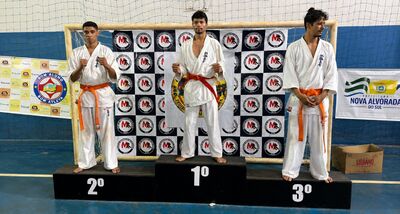 Atletas do Top Fight de Coxim conquistam medalhas e cinturão em competição estadual de karatê. Foto: Divulgação 