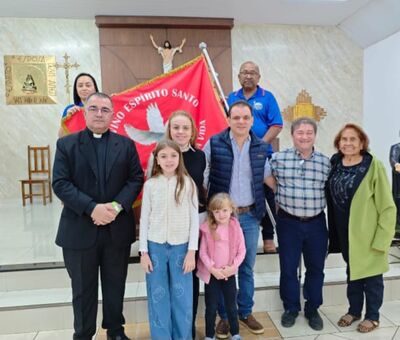 Festeiros de Campo Grande e de Coxim com as filhas, padre Londres, prefeito Edilson e Dona Alcinda.Foto: Valdeir Simão/Diário X 