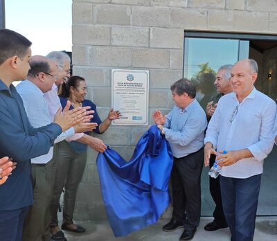 Descerramento da placa inaugural da Capela Mortuária Municipal. Foto: Divulgação 