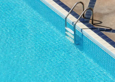 Pais procuraram criança e a encontraram submersa na piscina, no quintal da residência.  Foto: aopsan/Freepik