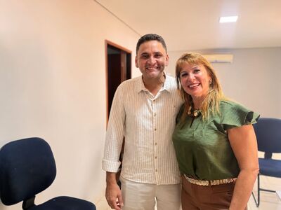 Prefeita de Sonora Clarice Ewerling ao lado do secretário de Educação Josevam Lopes do Nascimento. Foto: Reprodução  