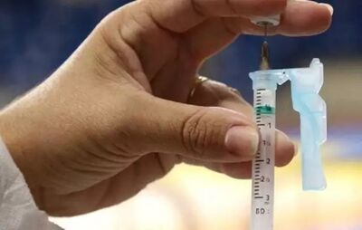 Profissional manuseia seringa com vacina da Covid. Foto: Arquivo/CGNEWS