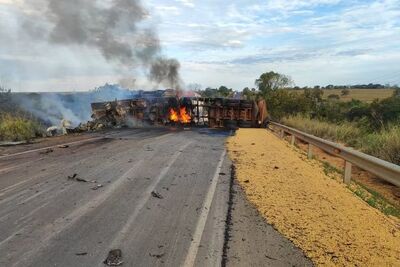 Caminhão em chamas interditou a rodovia. Foto: PRF