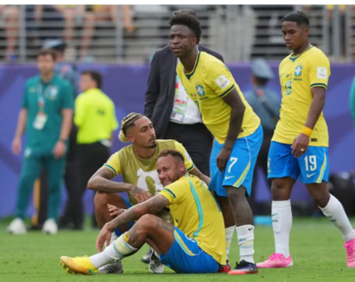 Neymar, Raphinha, Vinicius Junior e Endrick, do Brasil, demonstram desânimo após a partida, com a eliminação da seleção brasileira da Copa do Mundo  Foto: Reuters/James Lang