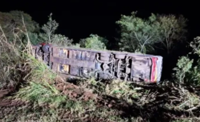 Os passageiros saiam de Gramado, no Rio Grande do Sul, para o Paraguai. (Foto: Divulgação, Corpo de Bombeiros de SC)