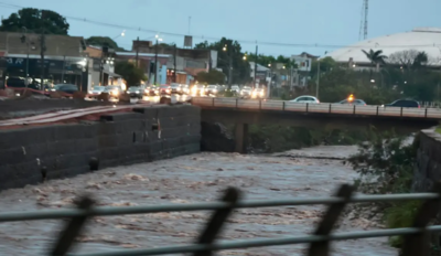 Chuva aumenta o nível de córregos e gera risco de alagamentos. (Pietra Dorneles, Jornal Midiamax)