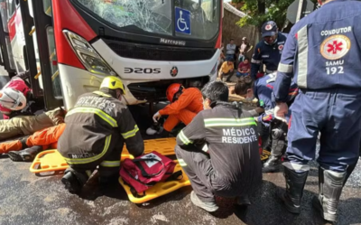 Equipes retirando a vítima de baixo do veículo.  Foto: Corpo de Bombeiros