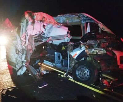 Ambulância destruída após atingir caminhão que estava parado na pista; 4 morreram. Foto: Corpo de Bombeiros