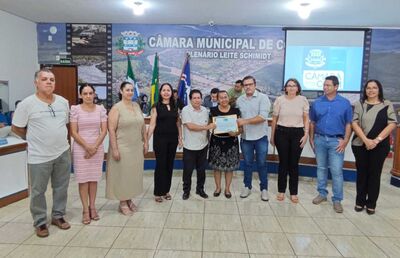 Vereadora Lúcia da AAVC e servidores do Detran de Coxim. Foto: Ronny Cardoso 