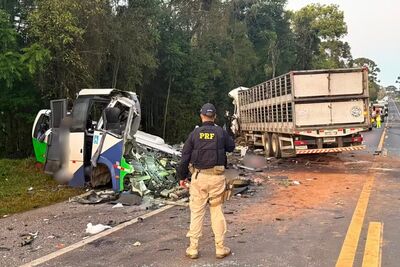 Acidente entre ônibus e carreta deixa 22 mortos e quatro feridos no Paraná. Foto: PRF