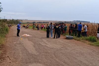 Mulher morta em estrada vicinal em Dourados (MS). Foto: Osvaldo Duarte/Dourados News