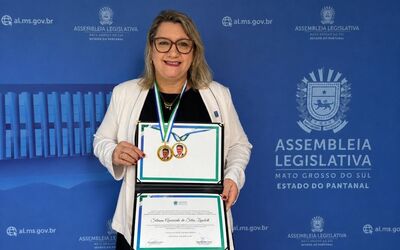 Professora Silvana Zanchett recebe Comenda Pedro Pedrossian na ALEMS. Foto: Divulgação 