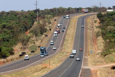 Carros trafegando pela BR-163. Foto: Divulgação/Motiva Pantanal