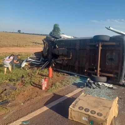 Destroços de van e automóvel na BR-163. Foto: Direto das Ruas/CGNEWS