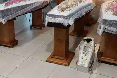 Antônio Pedro Zardin e filhas Maria Fernanda e Maria Caroline, e cachorrinha Lola que morreram em acidente, sendo velados lado a lado. Foto: Pax Sudoeste/Divulgação