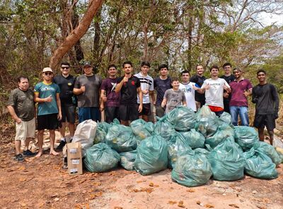 Guardiões da Natureza da Ordem DeMolay recolhem 28 sacos de lixo durante mutirão no Córrego Fortaleza, em Coxim. Foto: Luiza Vieira/Diário X 