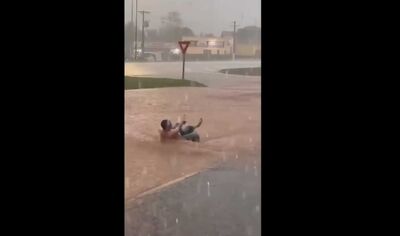 Chuva alaga ruas em Rio Verde e homem aproveita enxurrada para fazer 