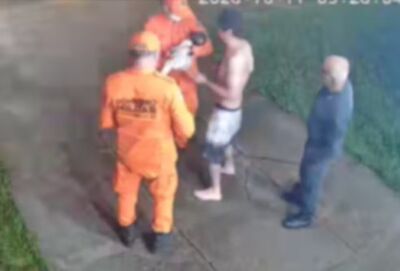 Câmera registra socorro a bebê engasgada após pai pedir ajuda a policiais em MS. Foto: Reprodução