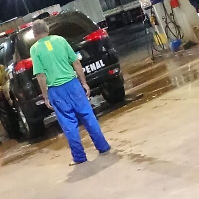 Suspeito foi abordado em posto de combustíveis trajando uniforme da rede estadual de ensino. Foto: Direto das Ruas