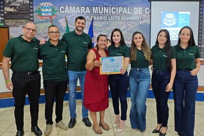 Vereadora Lúcia da AAVC homenageia funcionários do Sicredi por ações sociais em Coxim com Moção de Congratulação. Foto: Valdeir Simão/Diário X  