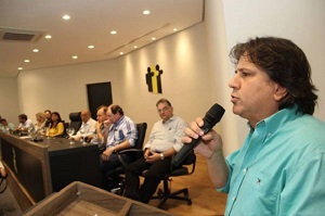 Pedro Caravina discursa no fim do evento