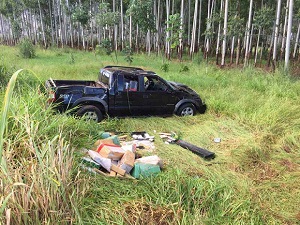 Droga ficou espalhada na lateral da rodovia