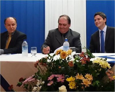 O vice Edvaldo assinando o termo de posse