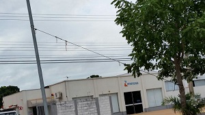 Poste que sustenta iluminação de LED amarrado com uma corda na Av. Vírgina Ferreira