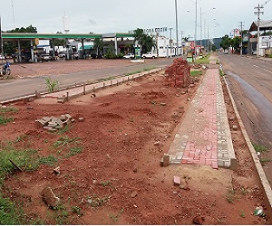 Obra de revitalização da Avenida Virgínia Ferreira, em Coxim-MS