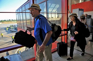 Passageiros da American Airlines chegam ao aeroporto de Havana no 1º voo ligando os EUA à capital cubana, em 28 de novembro