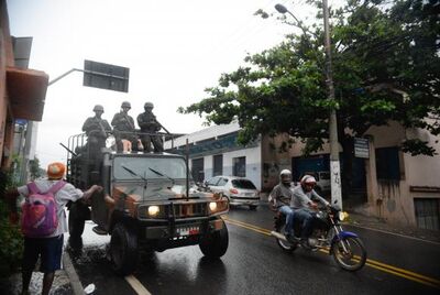 Soldados do Exército fazem a segurança das ruas e dos terminais rodoviários vazios em Vila Velha, na região metropolitana de Vitória