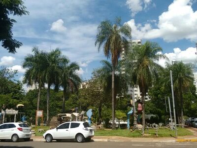 Sol, calor e céu entre nuvens na manhã desta quarta-feira, em Campo Grande