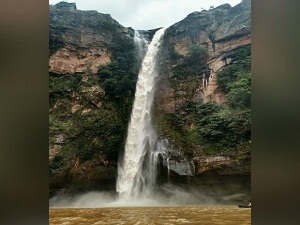 Cachoeira Rio do Peixe, em Rio Verde a caminho do distrito Fala Verdade