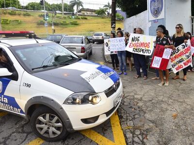 Carros da polícia são impedidos de sair de batalhão