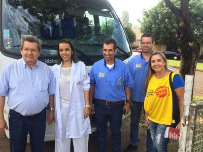 Onevan de Matos com a equipe do Hemonúcleo de Naviraí na campanha de doação de sangue e cadastro de medula óssea.