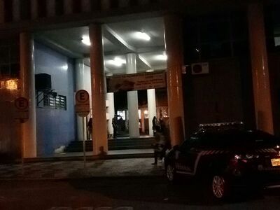 Policiais cumprem mandados na reitoria da UFPR, em Curitiba