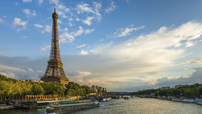 A Torre Eiffel é uma torre treliça de ferro do século XIX localizada no Champ de Mars, em Paris