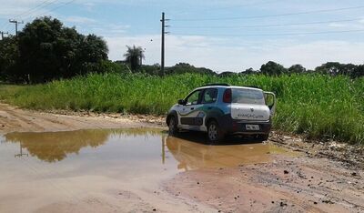 Carro da Prefeitura se aventurando pelas trilhas da entrada do bairro Nova Coxim