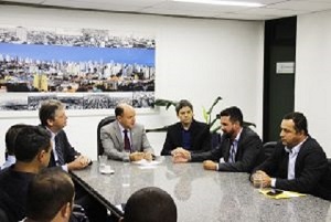 Secretário da Semade, Jaime Verruck, com presidente da Assembleia, Junior Mochi, e prefeitos da região norte