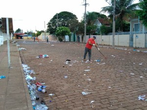 Muita sujeira no local de concentração de blocos; na madrugada teve confusão