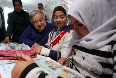 Foto divulgada pelas Nações Unidas mostra o secretário-geral do órgão, Antonio Guterres, em visita ao campo de refugiados de Zaatari, na Jordânia, que abriga atualmente 80 mil refugiados sírios