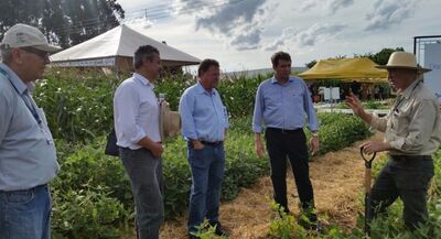 Blairo Maggi conversa com produtores durante visita a Expodireto Cotrijal