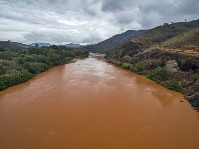Rio Doce foi atingido por 50 milhões de metros cúbicos de rejeitos
