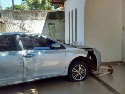 Carro desgovernado invadiu casa e matou cadeirante que estava sentada na varanda. A mulher ficou presa entre a parede e o carro.